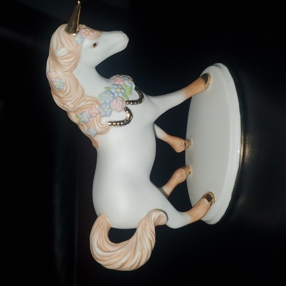 The Franklin Mint single unicorn sculpture piece small was part of a collection - Picture 2 of 5